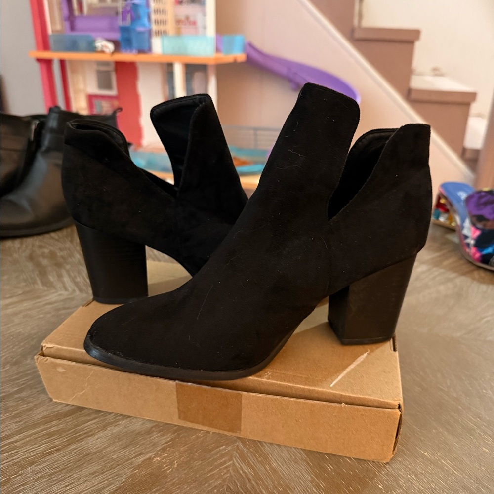 Chic Black Ankle Boots with Chunky Heel